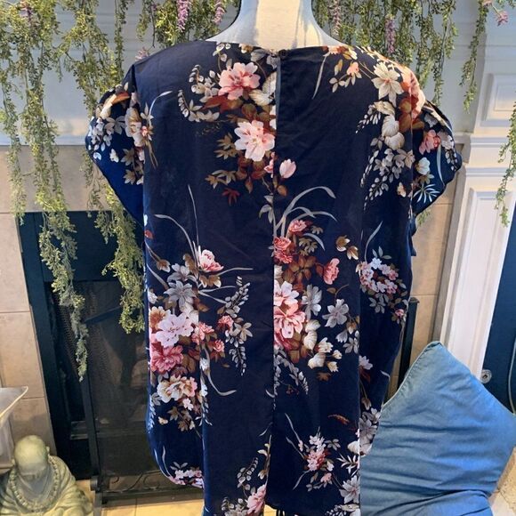 Shein Curve black floral tulip sleeve top 4XL - Picture 4 of 8